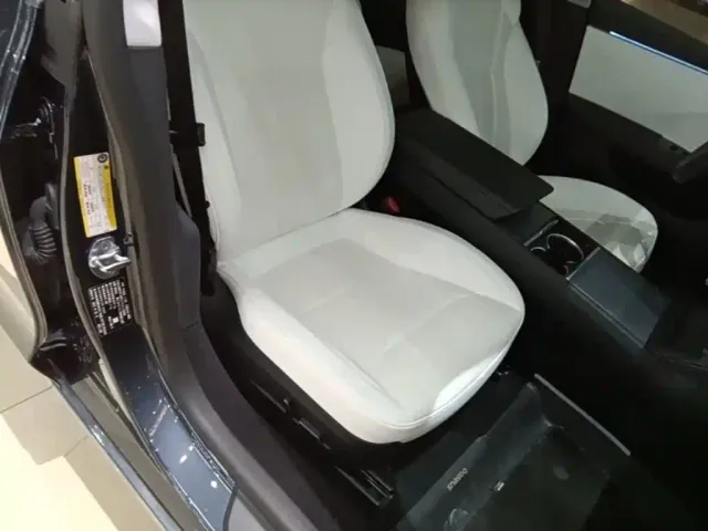 Tesla Model 3 — Фото автомобиля 24