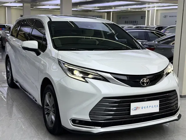 Toyota Sienna — Фото автомобиля 3