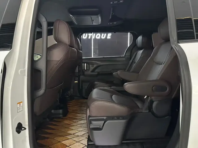 Toyota Sienna — Фото автомобиля 5