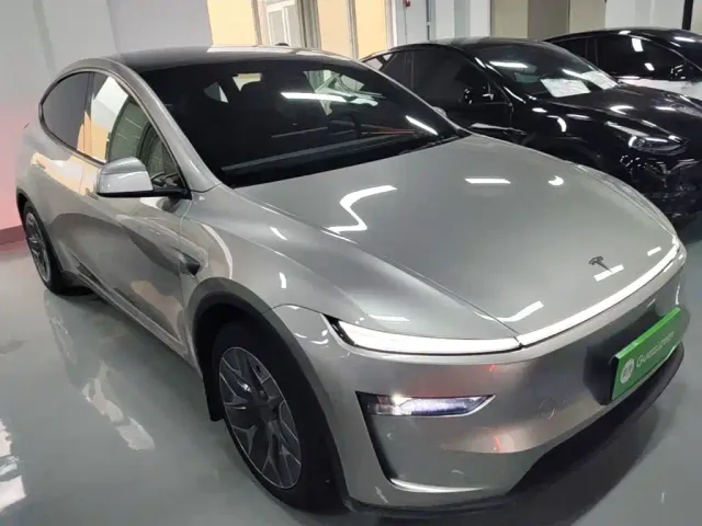 Tesla Model Y L — Фото автомобиля 21