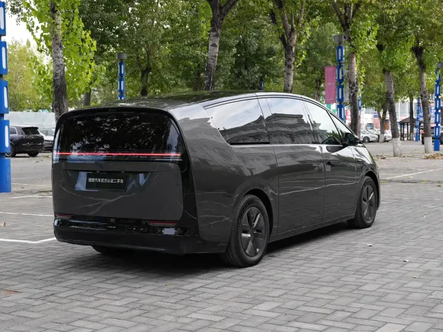 Li Auto MEGA — Фото автомобиля 5