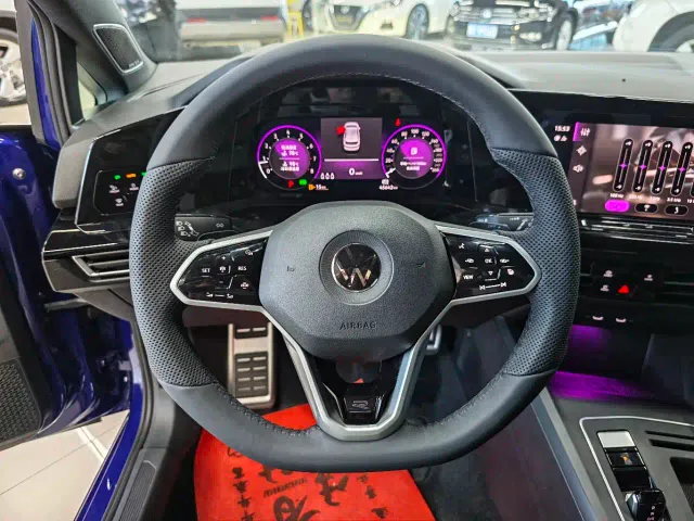 Volkswagen Golf — Фото автомобиля 7