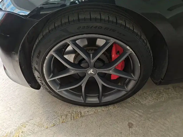 Tesla Model 3 — Фото автомобиля 22