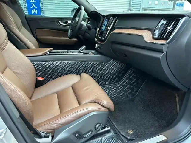 Volvo XC60 — Фото автомобиля 10
