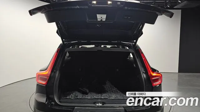 Вольво XC40 B4 Black Edition — Фото автомобиля 7