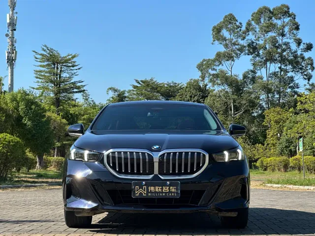 BMW 5 Series — Фото автомобиля 2