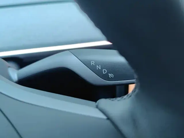 Tesla Model Y — Фото автомобиля 16