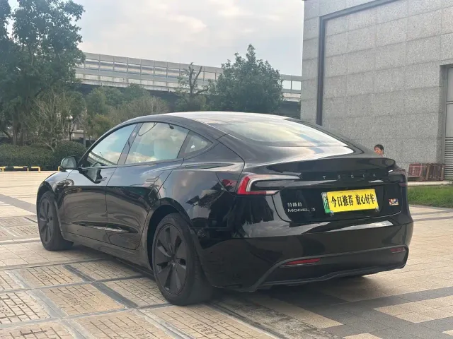 Tesla Model 3 — Фото автомобиля 4