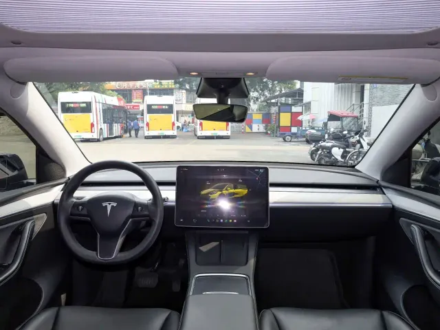 Tesla Model Y — Фото автомобиля 6
