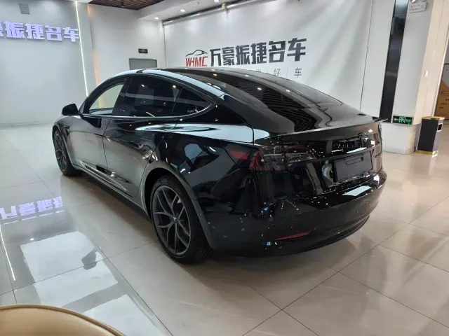 Tesla Model 3 — Фото автомобиля 9