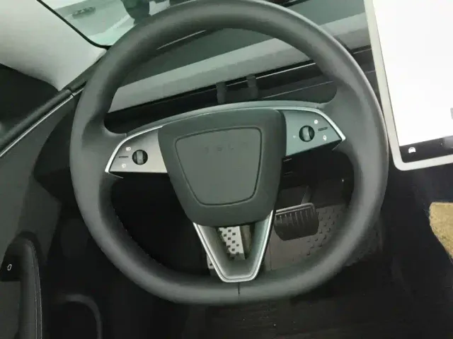 Tesla Model 3 — Фото автомобиля 6