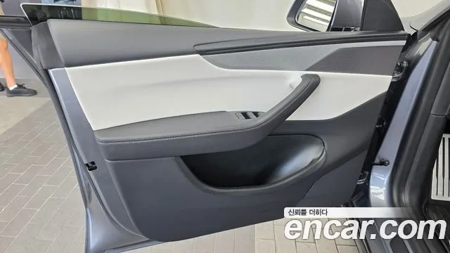 Tesla Model Y — Фото автомобиля 13
