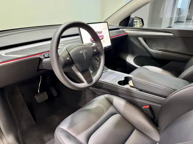 Tesla Model Y — Фото автомобиля 22