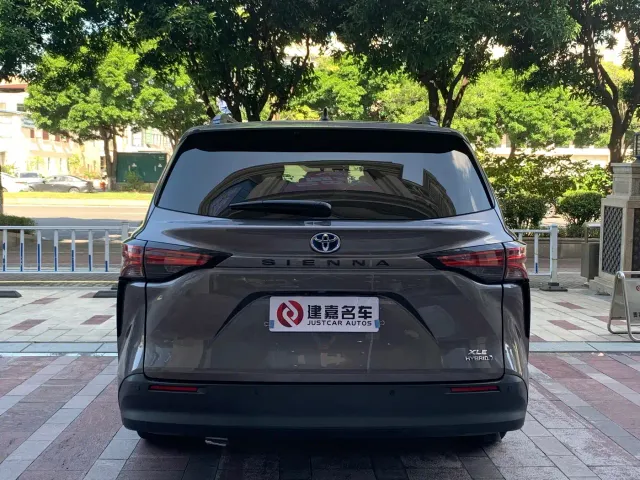 Toyota Sienna — Фото автомобиля 5