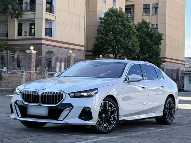 Фотография автомобиля — BMW 5 Series