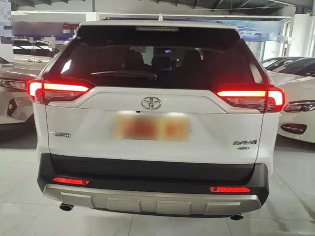 Toyota RAV4 — Фото автомобиля 5