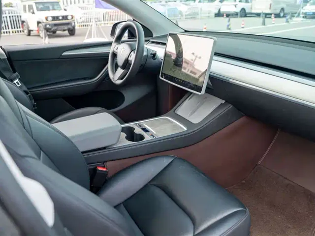 Tesla Model Y — Фото автомобиля 13