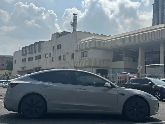 Tesla Model 3 — Фото автомобиля 6