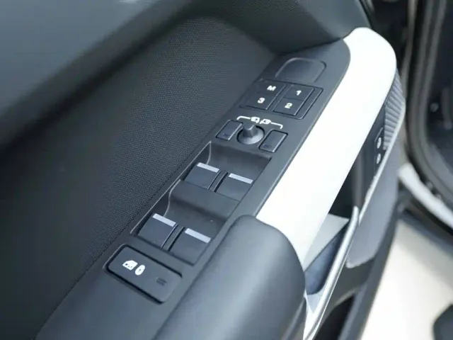 Land Rover Defender — Фото автомобиля 10