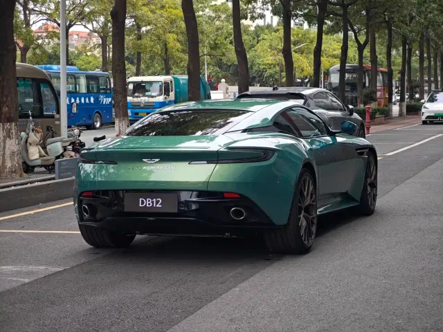Aston Martin DB12 — Фото автомобиля 6