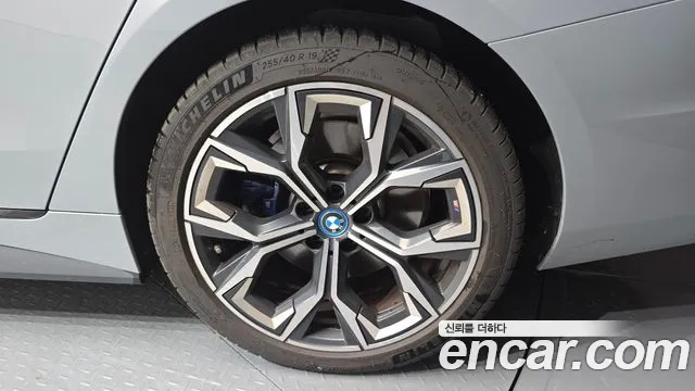 BMW i4 — Фото автомобиля 19