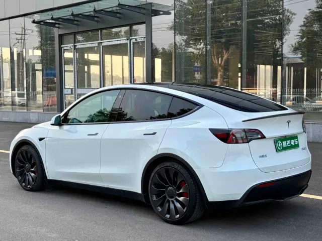Tesla Model Y — Фото автомобиля 6