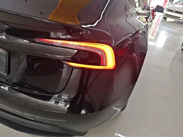 Tesla Model 3 — Фото автомобиля 23