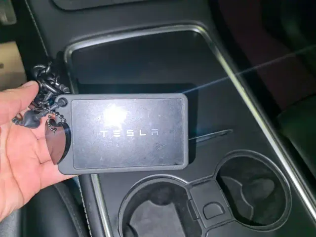 Tesla Model Y — Фото автомобиля 8