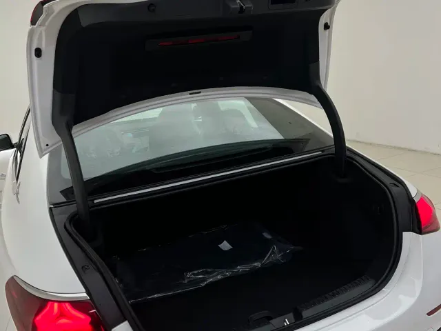 Mercedes-Benz E-Class — Фото автомобиля 8
