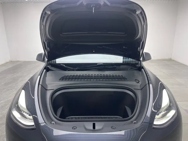 Tesla Model Y — Фото автомобиля 9