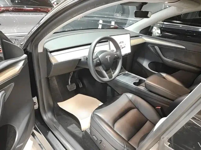 Tesla Model Y — Фото автомобиля 14