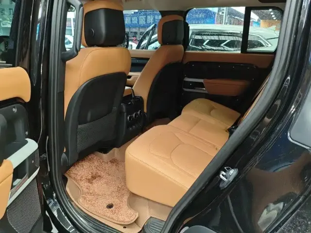 Land Rover Defender — Фото автомобиля 4