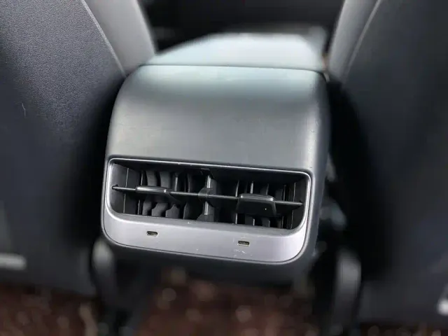 Tesla Model 3 — Фото автомобиля 26