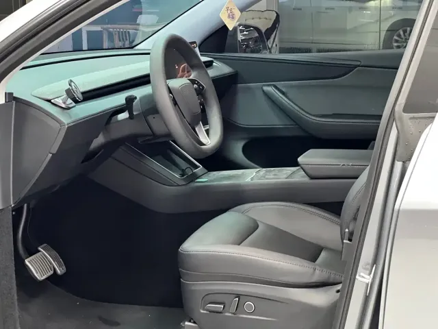 Tesla Model Y — Фото автомобиля 13