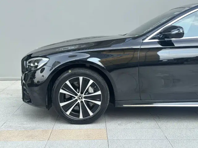 Mercedes-Benz E-Class — Фото автомобиля 5