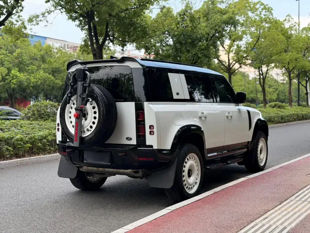Land Rover Defender — Фото автомобиля 6