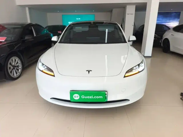 Tesla Model 3 — Фото автомобиля 2