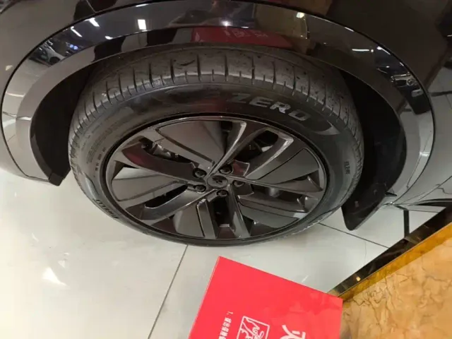 Li Auto L8 — Фото автомобиля 22