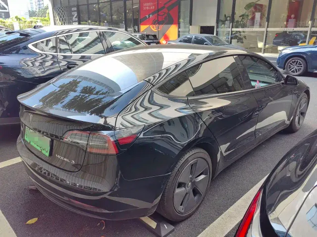 Tesla Model 3 — Фото автомобиля 3