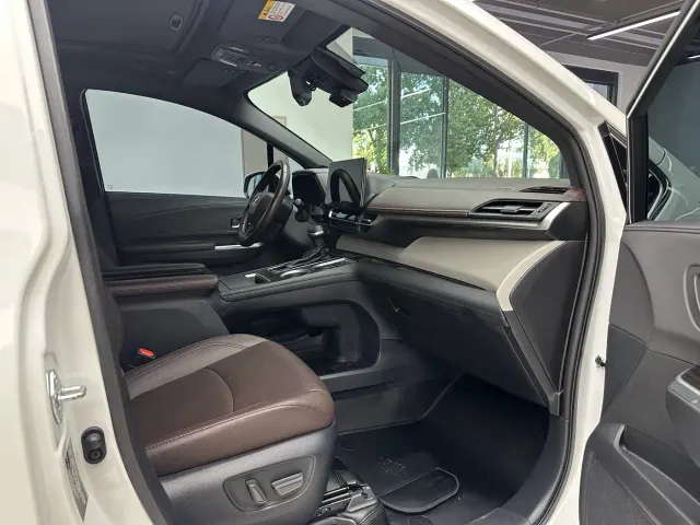 Toyota Granvia — Фото автомобиля 11