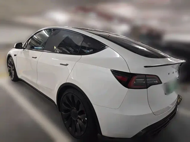 Tesla Model Y — Фото автомобиля 4