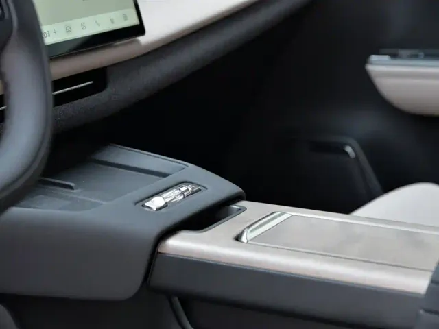Volvo XC70 Plug-in Hybrid — Фото автомобиля 8