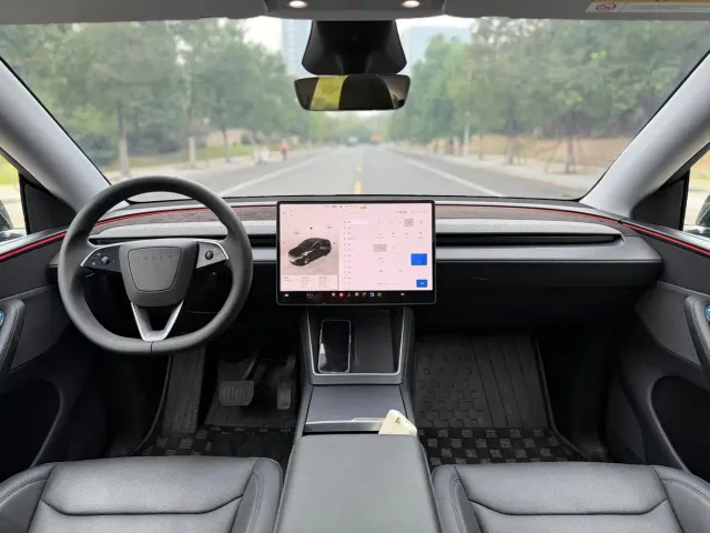 Tesla Model Y — Фото автомобиля 9
