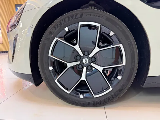 Xiaomi SU7 — Фото автомобиля 11