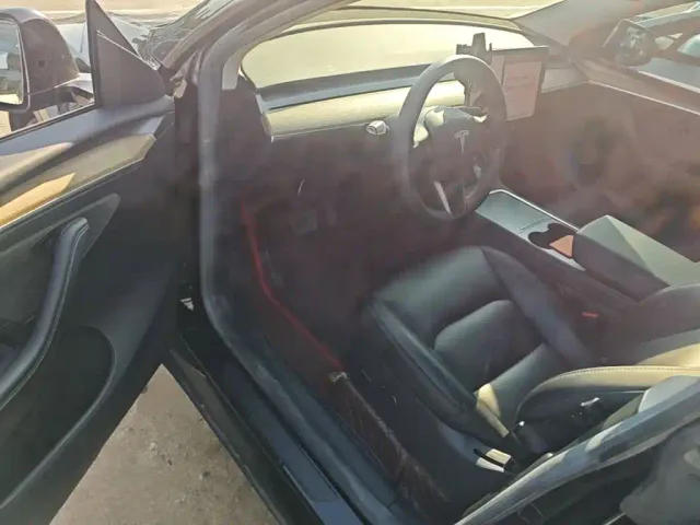 Tesla Model Y — Фото автомобиля 15