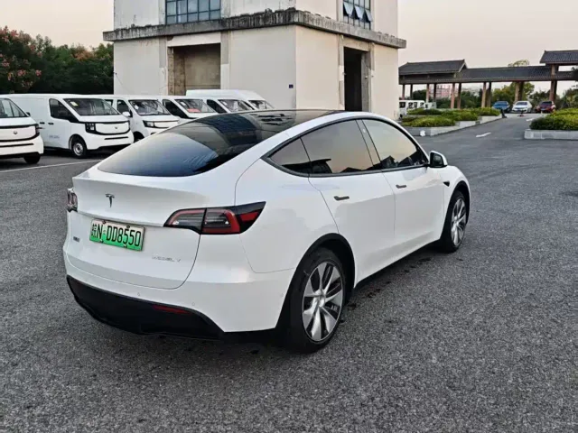 Tesla Model Y — Фото автомобиля 6