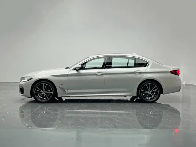 BMW 5 Series — Фото автомобиля 3