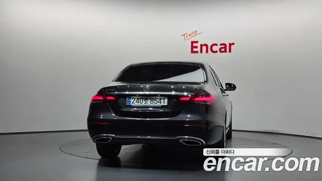 Mercedes-Benz E-Class — Фото автомобиля 4