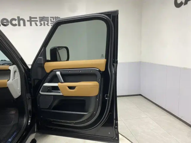 Land Rover Defender — Фото автомобиля 24