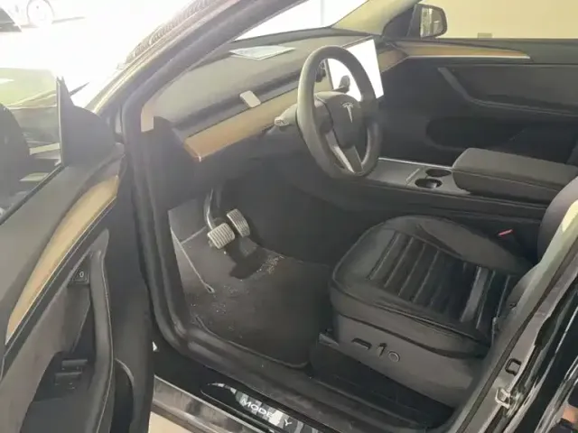 Tesla Model Y 2021 Standard Range Rear-Wheel Drive — Фото автомобиля 6